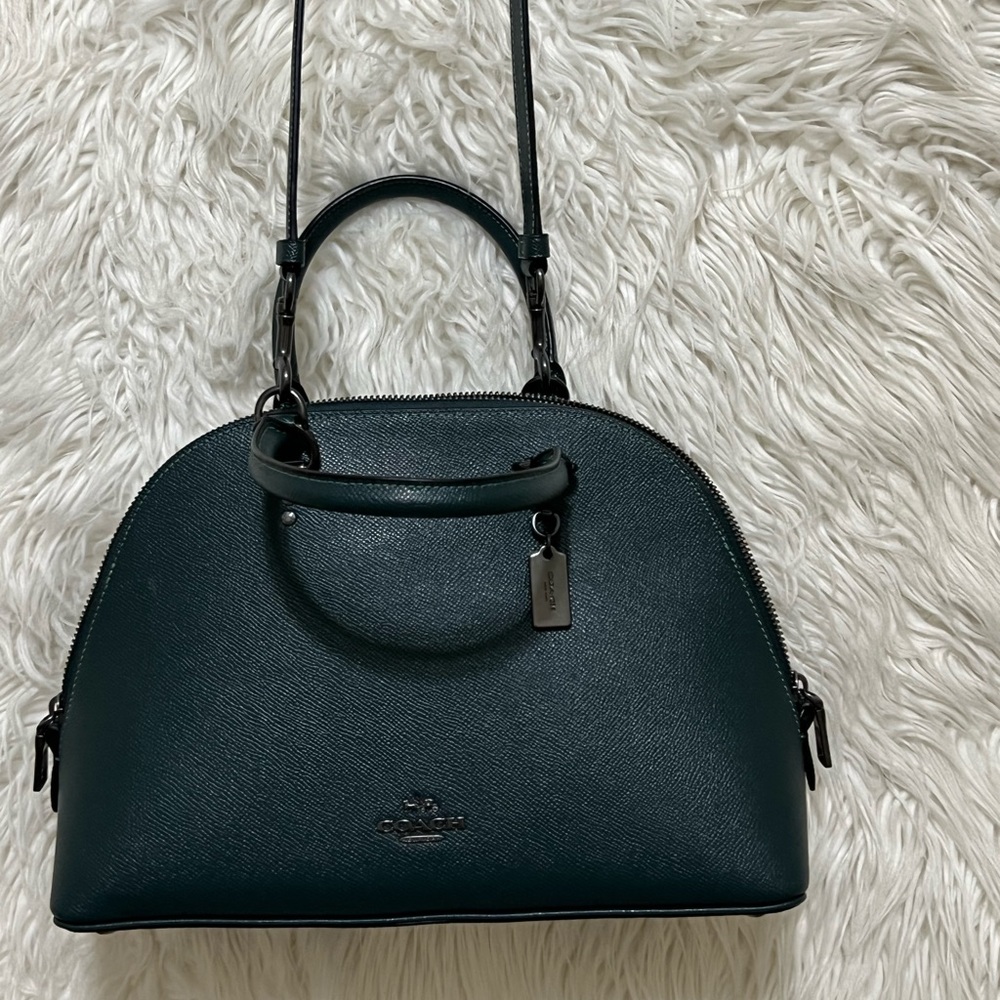 Selling this beautiful small Coach hunter forest green handbag used a few times.